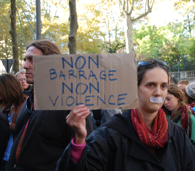 Manifestation devant le conseil général d'Albi, le 31 octobre (JL). Manifestation devant le conseil général d'Albi, le 31 octobre (JL).